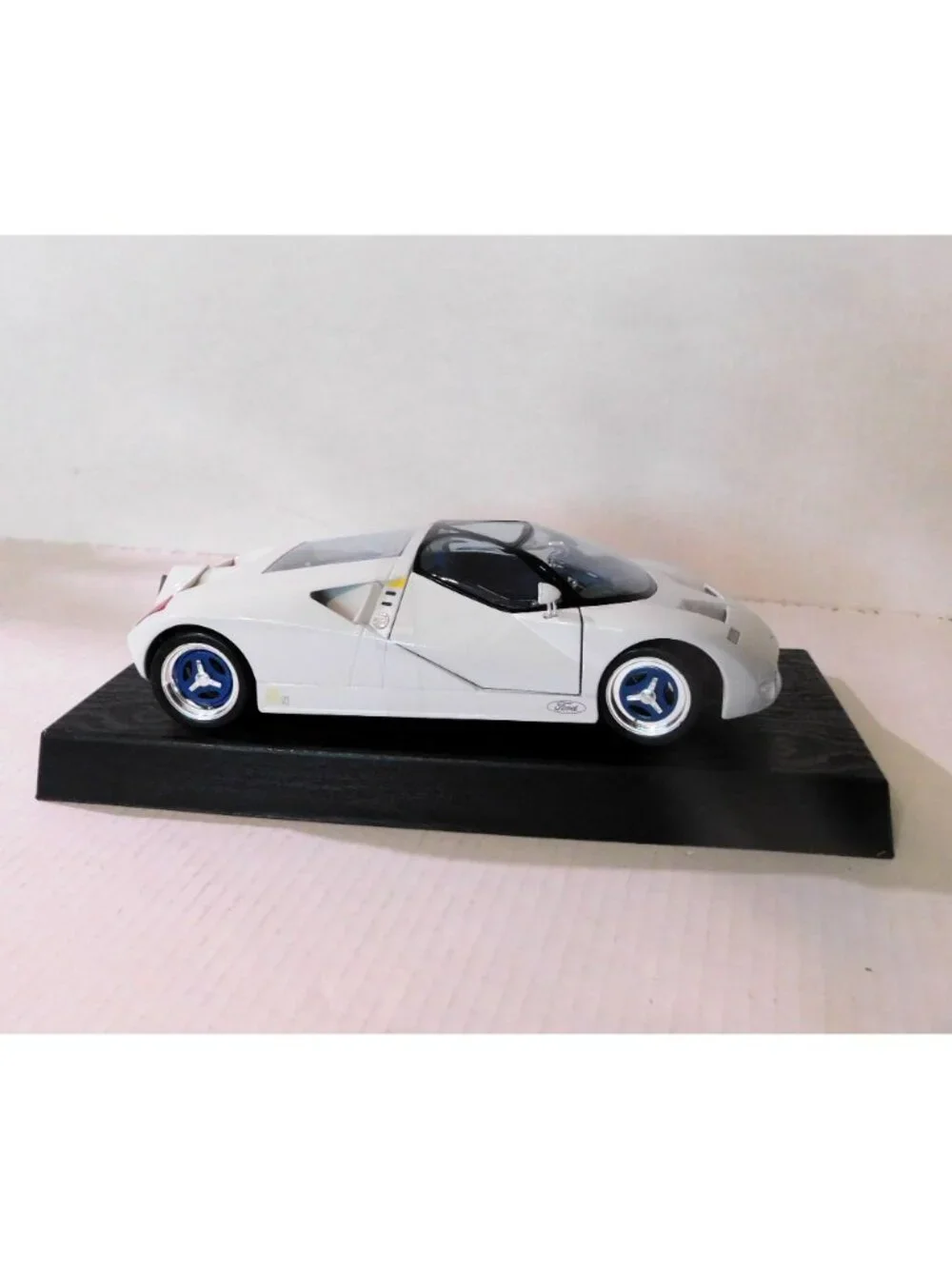 Maisto Special Edition Ford GT90 White 1:18 Diecast Scale Model